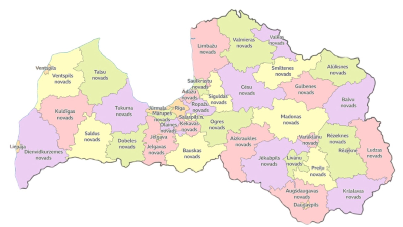 Latvijas karte, kurā ar dažādām krāsām iekrāsoti novadi. Katram novadam klāt pievienots tā nosaukums