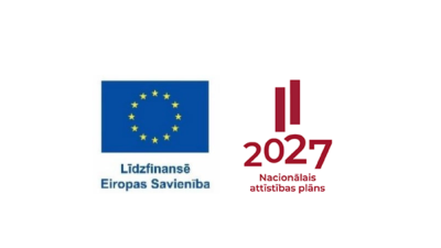 Kreisajā malā zils taisnstūris, kurā iekšā apļa formā izkārtotas divpadsmit dzeltenas zvaigznes. Zem tā teksts - Līdzfinansē Eiropas Savienība. Labajā malā augšpusē stilizēts vertikāls Latvijas karogs, zem tā cipari 2027, bet zem tiem teksts Nacionālais attīstības plāns